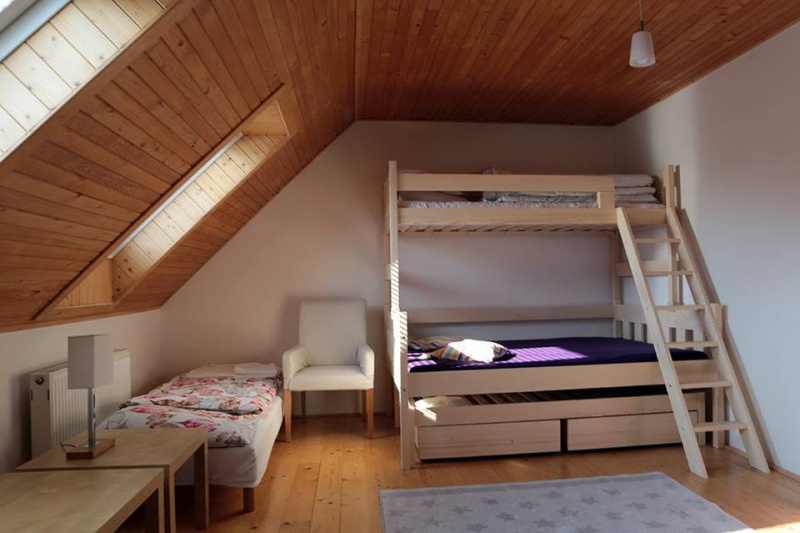 trojlůžková palanda za masivu se schody od zákazníka